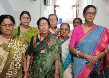 শুক্রবার ১১ দফা দাবিকে সামনে রেখে গণতান্ত্রিক নারী সমিতির গর্জনমুখর পদযাত্রা জেলা শাসকের দফতরের সামনে গিয়ে থামে। তবে জেলা শাসক অনুপস্থিত থাকায়, সংগঠনের প্রতিনিধি দল অতিরিক্ত জেলা শাসকের নিকটই তুলে দেয় তাদের দাবি সনদ। নারীদের নিরাপত্তা, অধিকার ও মৌলিক প্রয়োজন নিশ্চিত করার লক্ষ্যে আন্দোলনের এই পর্ব—আরও তীব্র দাবির সুরে প্রতিধ্বনিত হল গোটা পশ্চিম ত্রিপুরা জেলায়।