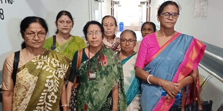 শুক্রবার ১১ দফা দাবিকে সামনে রেখে গণতান্ত্রিক নারী সমিতির গর্জনমুখর পদযাত্রা জেলা শাসকের দফতরের সামনে গিয়ে থামে। তবে জেলা শাসক অনুপস্থিত থাকায়, সংগঠনের প্রতিনিধি দল অতিরিক্ত জেলা শাসকের নিকটই তুলে দেয় তাদের দাবি সনদ। নারীদের নিরাপত্তা, অধিকার ও মৌলিক প্রয়োজন নিশ্চিত করার লক্ষ্যে আন্দোলনের এই পর্ব—আরও তীব্র দাবির সুরে প্রতিধ্বনিত হল গোটা পশ্চিম ত্রিপুরা জেলায়।