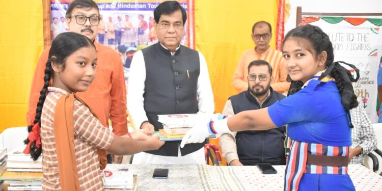 বানীবিদ্যাপীঠ স্কুলে আজ জাঁকজমকভাবে সম্পন্ন হলো বিধান শিশু উদ্যান মেধা অন্বেষা মঞ্চের শিক্ষক সম্মাননা ২০২৫, শিক্ষকদের অবদানের স্বীকৃতিতে ভরপুর ছিল পুরো অনুষ্ঠানমঞ্চ।