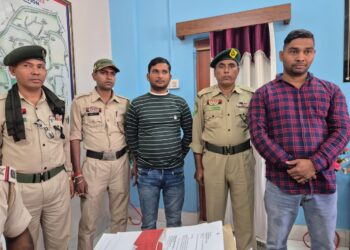 গোপন সূত্রের ভিত্তিতে বিশেষ অভিযান চালিয়ে গোয়ালাবস্তি এলাকা থেকে তিন নে/শা কারবারিকে আটক করতে গেলে দু’জন অন্ধকারের সুযোগে পালিয়ে যায়। তবে দ্রুত পদক্ষেপে পরে পালিয়ে যাওয়া ওই দু’জনকেও গ্রেপ্তার করতে সক্ষম হয় আগরতলা এনসিসি থানার পুলিশ। ঘটনার পর সংবাদ মাধ্যমে মুখোমুখি হয়ে পুরো ঘটনার বিস্তারিত বিবরণ তুলে ধরেন এনসিসি থানার ওসি প্রাজিত মালাকার। পুলিশ জানায়, রাজ্যে নে/শা বিরোধী অভিযানে আরও কঠোর অবস্থান নেওয়া হবে।