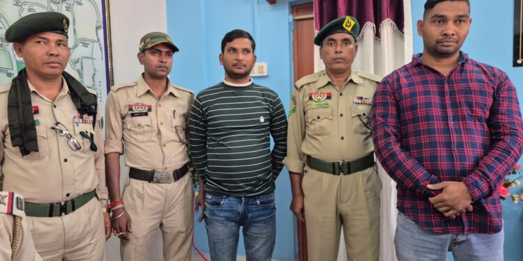 গোপন সূত্রের ভিত্তিতে বিশেষ অভিযান চালিয়ে গোয়ালাবস্তি এলাকা থেকে তিন নে/শা কারবারিকে আটক করতে গেলে দু’জন অন্ধকারের সুযোগে পালিয়ে যায়। তবে দ্রুত পদক্ষেপে পরে পালিয়ে যাওয়া ওই দু’জনকেও গ্রেপ্তার করতে সক্ষম হয় আগরতলা এনসিসি থানার পুলিশ। ঘটনার পর সংবাদ মাধ্যমে মুখোমুখি হয়ে পুরো ঘটনার বিস্তারিত বিবরণ তুলে ধরেন এনসিসি থানার ওসি প্রাজিত মালাকার। পুলিশ জানায়, রাজ্যে নে/শা বিরোধী অভিযানে আরও কঠোর অবস্থান নেওয়া হবে।