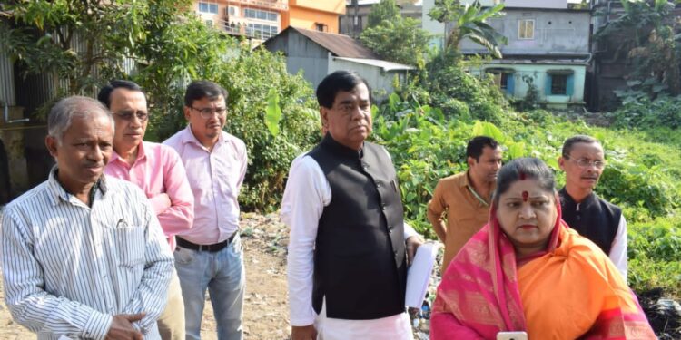 প্রভুবাড়ি এলাকার পুকুর দখলের অভিযোগ উঠে মুখ্যমন্ত্রীর দপ্তরে। অভিযোগের ভিত্তিতে ঘটনাস্থল পরিদর্শনে যান আগরতলা পুর নিগমের মেয়র। পরিস্থিতি খতিয়ে দেখে তিনি স্পষ্ট হুঁশিয়ারি দেন—জনস্বার্থের সম্পত্তি দখলের চেষ্টা কোনোভাবেই বরদাস্ত করা হবে না। দ্রুত প্রশাসনিক ব্যবস্থা নেওয়ার আশ্বাসও দেন তিনি।