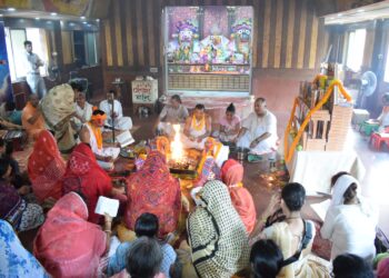 গীতা জয়ন্তী উপলক্ষে আগরতলার ইসকন মন্দিরে সোমবার আয়োজিত হয় গীতা মহাযজ্ঞ। ভোর থেকেই ভক্তদের ঢল নামায় মন্দির প্রাঙ্গন হয়ে ওঠে ভক্তিময় ও উৎসবের আবহে মুখরিত। বৈদিক স্তোত্র, পূজা-অর্চনা ও মহাযজ্ঞের পবিত্র মাহাত্ম্যে ভরে ওঠে পুরো পরিবেশ। আয়োজকদের মতে, ধর্মীয় সম্প্রীতি ও আধ্যাত্মিক শক্তির বার্তা ছড়িয়ে দিতে এমন উদ্যোগের গুরুত্ব অপরিসীম।
