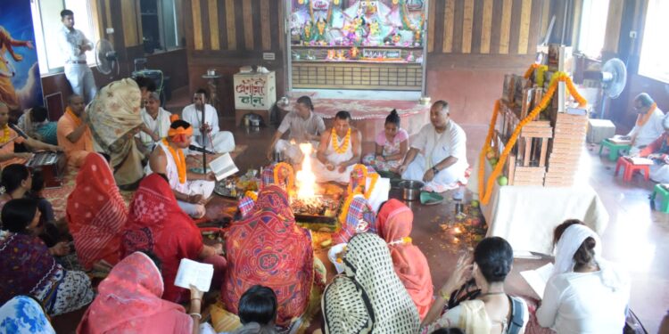 গীতা জয়ন্তী উপলক্ষে আগরতলার ইসকন মন্দিরে সোমবার আয়োজিত হয় গীতা মহাযজ্ঞ। ভোর থেকেই ভক্তদের ঢল নামায় মন্দির প্রাঙ্গন হয়ে ওঠে ভক্তিময় ও উৎসবের আবহে মুখরিত। বৈদিক স্তোত্র, পূজা-অর্চনা ও মহাযজ্ঞের পবিত্র মাহাত্ম্যে ভরে ওঠে পুরো পরিবেশ। আয়োজকদের মতে, ধর্মীয় সম্প্রীতি ও আধ্যাত্মিক শক্তির বার্তা ছড়িয়ে দিতে এমন উদ্যোগের গুরুত্ব অপরিসীম।