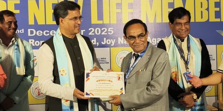 আগরতলার সোনার তরি হোটেলে ত্রিপুরা ফুটবল অ্যাসোসিয়েশনের নব-জীবন সদস্যদের সংবর্ধনা অনুষ্ঠানে উপস্থিত মুখ্যমন্ত্রী ডঃ মানিক সাহা।