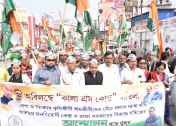 ৯ দফা দাবিকে সামনে রেখে শ্রম দপ্তরের দ্বারস্থ শ্রমিক কংগ্রেস। নয়া শ্রমকোড প্রত্যাহারের দাবিতেই ছিল মূল জোর। স্মারকলিপি তুলে দেওয়া হয় দপ্তরের কর্তাদের হাতে।