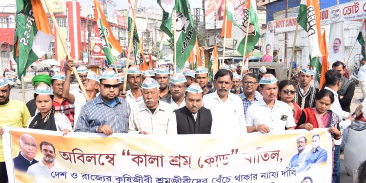 ৯ দফা দাবিকে সামনে রেখে শ্রম দপ্তরের দ্বারস্থ শ্রমিক কংগ্রেস। নয়া শ্রমকোড প্রত্যাহারের দাবিতেই ছিল মূল জোর। স্মারকলিপি তুলে দেওয়া হয় দপ্তরের কর্তাদের হাতে।