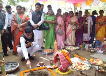 মুক্তা পুকুর পাড়ে সেন্ট্রাল জোনের ১৭ নং ওয়ার্ডে নতুন অফিস গৃহের ভিত্তিপ্রস্তর স্থাপন করলেন আগরতলা পুরনিগমের মেয়র দীপক মজুমদার। একই অনুষ্ঠানে তিনি উদ্বোধন করেন একটি নতুন ওপেন জিমও। ৫০ লক্ষ টাকা ব্যয়ে নির্মিত হবে অফিস গৃহটি, আর ওপেন জিম তৈরিতে খরচ হয়েছে প্রায় ১৫ লক্ষ টাকা।