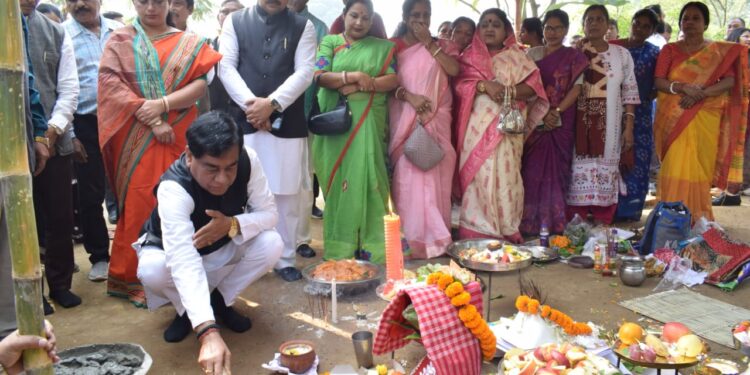 মুক্তা পুকুর পাড়ে সেন্ট্রাল জোনের ১৭ নং ওয়ার্ডে নতুন অফিস গৃহের ভিত্তিপ্রস্তর স্থাপন করলেন আগরতলা পুরনিগমের মেয়র দীপক মজুমদার। একই অনুষ্ঠানে তিনি উদ্বোধন করেন একটি নতুন ওপেন জিমও। ৫০ লক্ষ টাকা ব্যয়ে নির্মিত হবে অফিস গৃহটি, আর ওপেন জিম তৈরিতে খরচ হয়েছে প্রায় ১৫ লক্ষ টাকা।