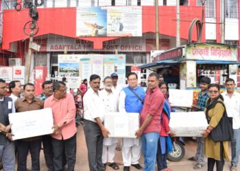 ভোট চুরি রোধে গণস্বাক্ষর অভিযানে ব্যাপক সাড়া পেল কংগ্রেস। ১৫ সেপ্টেম্বর সারা ভারতজুড়ে শুরু হওয়া এই অভিযানের সূচনা করেছিলেন রাজ্য কংগ্রেস সভাপতি আশীষ কুমার সাহা নিজে স্বাক্ষর করে। মঙ্গলবার রাজ্যের বিভিন্ন প্রান্ত থেকে সংগ্রহ করা মোট ২ লক্ষ ১৩১০৯টি স্বাক্ষর প্রদেশ কংগ্রেসের উদ্যোগে দিল্লির কংগ্রেস সদর দপ্তর থেকে রাষ্ট্রপতির উদ্দেশ্যে ডাকযোগে পাঠানো হয়। 