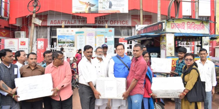 ভোট চুরি রোধে গণস্বাক্ষর অভিযানে ব্যাপক সাড়া পেল কংগ্রেস। ১৫ সেপ্টেম্বর সারা ভারতজুড়ে শুরু হওয়া এই অভিযানের সূচনা করেছিলেন রাজ্য কংগ্রেস সভাপতি আশীষ কুমার সাহা নিজে স্বাক্ষর করে। মঙ্গলবার রাজ্যের বিভিন্ন প্রান্ত থেকে সংগ্রহ করা মোট ২ লক্ষ ১৩১০৯টি স্বাক্ষর প্রদেশ কংগ্রেসের উদ্যোগে দিল্লির কংগ্রেস সদর দপ্তর থেকে রাষ্ট্রপতির উদ্দেশ্যে ডাকযোগে পাঠানো হয়। 