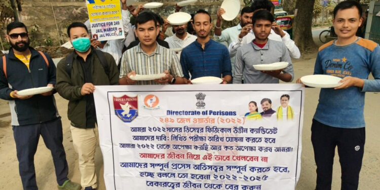 ২৪৯টি কারা রক্ষী পদের নিয়োগ প্রক্রিয়া দ্রুত শুরু করার দাবিতে আগরতলায় অবস্থান বিক্ষোভ কর্মপ্রার্থীদের। হাতে থালা ও স্লোগানে মুখর প্রতিবাদকারীরা বলেন, প্রশাসনের বিলম্বে তাদের ভবিষ্যৎ অনিশ্চয়তার মুখে ঠেলে দেওয়া হচ্ছে।