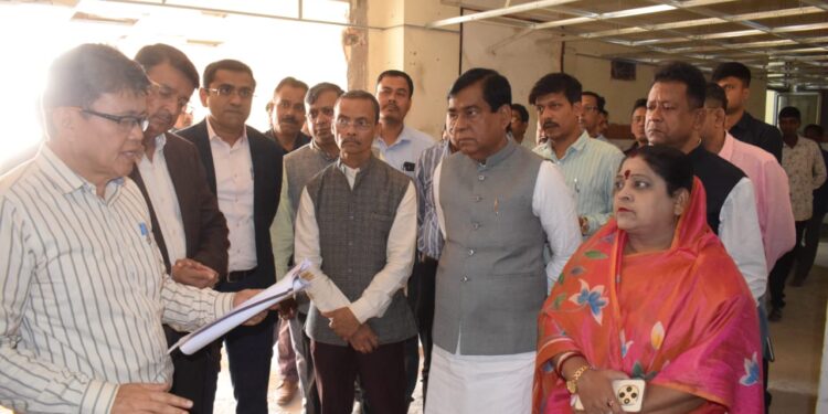 আগরতলার জ্যাকসন গেট সিটি হাসপাতালে পরিদর্শনে মেয়র তথা বিধায়ক দীপক মজুমদার। পরিকাঠামো ও পরিষেবার অগ্রগতি খতিয়ে দেখে তিনি জানান, আগামী তিন মাসের মধ্যেই পূর্ণাঙ্গভাবে হাসপাতালটি চালু করার লক্ষ্যে দ্রুতগতিতে কাজ এগোচ্ছে।