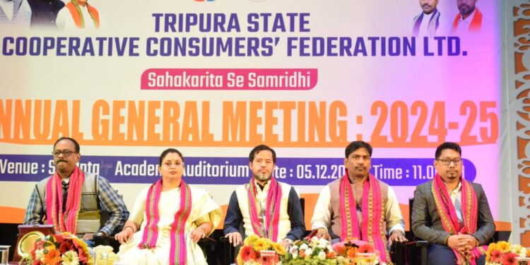 আগরতলার সুকান্ত একাডেমীতে আয়োজিত হলো ত্রিপুরা স্টেট কো-অপারেটিভ কনজিউমার্স ফেডারেশন লিমিটেডের বার্ষিক সাধারণ সভা। অনুষ্ঠানে উপস্থিত ছিলেন সমবায় মন্ত্রী শুক্লাচরণ নোয়াতিয়া, আগরতলা পুর নিগমের ডেপুটি মেয়র মনিকা দাস দত্তসহ অন্যান্য বিশিষ্ট ব্যক্তিত্ব।