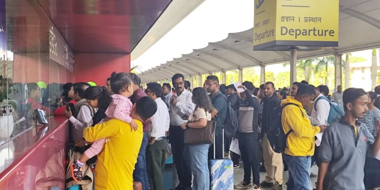 এমবিবি বিমানবন্দরে ইন্ডিগো কর্তৃপক্ষের বিরুদ্ধে যাত্রী হয়রানির গুরুতর অভিযোগ উঠেছে। হঠাৎ করে সংস্থার সব বিমান পরিষেবা স্থগিত থাকায় চরম ভোগান্তির মুখে পড়েন যাত্রীরা। জানা গেছে, সারা দেশে প্রায় ১,৫৫০টি ফ্লাইট বাতিল করেছে ইন্ডিগো।