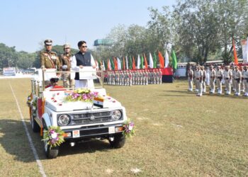 আজ আগরতলার মনোরঞ্জন দেববর্মা স্মৃতি গ্রাউন্ডে যথাযোগ্য মর্যাদায় পালিত হলো ৬৩তম সিভিল ডিফেন্স ও হোমগার্ড দিবস। অনুষ্ঠানে উপস্থিত ছিলেন মুখ্যমন্ত্রী ডাঃ মানিক সাহা। মানবিক সেবা, দুর্যোগ মোকাবিলা এবং জননিরাপত্তায় সিভিল ডিফেন্স ও হোমগার্ড স্বেচ্ছাসেবকদের অমূল্য অবদান স্মরণ করা হয় এদিন। সমস্ত স্বেচ্ছাসেবক ও আপদা মিত্রদের প্রতি শুভেচ্ছা ও কৃতজ্ঞতা জ্ঞাপন করেন মুখ্যমন্ত্রী।