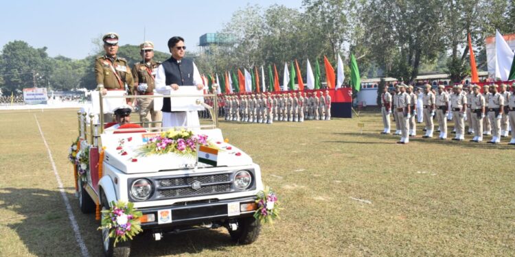 আজ আগরতলার মনোরঞ্জন দেববর্মা স্মৃতি গ্রাউন্ডে যথাযোগ্য মর্যাদায় পালিত হলো ৬৩তম সিভিল ডিফেন্স ও হোমগার্ড দিবস। অনুষ্ঠানে উপস্থিত ছিলেন মুখ্যমন্ত্রী ডাঃ মানিক সাহা। মানবিক সেবা, দুর্যোগ মোকাবিলা এবং জননিরাপত্তায় সিভিল ডিফেন্স ও হোমগার্ড স্বেচ্ছাসেবকদের অমূল্য অবদান স্মরণ করা হয় এদিন। সমস্ত স্বেচ্ছাসেবক ও আপদা মিত্রদের প্রতি শুভেচ্ছা ও কৃতজ্ঞতা জ্ঞাপন করেন মুখ্যমন্ত্রী।