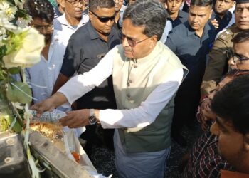 উত্তরপ্রদেশের আমরোহায় মর্মান্তিক সড়ক দুর্ঘটনায় প্রাণ হারানো রামনগর ১ নং রোডের বাসিন্দা সপ্তর্ষী দাসের কফিনবন্দি দেহ ছয় দিন পর বাড়িতে পৌঁছতেই শোকের ছায়া নেমে আসে এলাকায়। শেষ শ্রদ্ধা জানান মুখ্যমন্ত্রী ডঃ মানিক সাহা, প্রদেশ কংগ্রেস সভাপতি আশীষ কুমার সাহা, বিধায়ক সুদীপ রায় বর্মণ, মেয়র দীপক মজুমদারসহ অন্যান্য বিশিষ্টজনেরা।