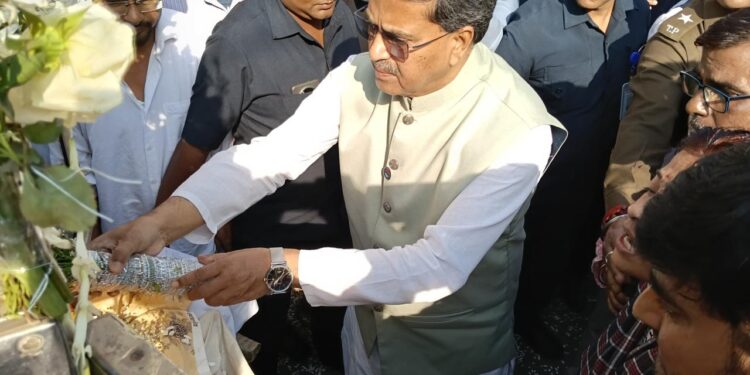 উত্তরপ্রদেশের আমরোহায় মর্মান্তিক সড়ক দুর্ঘটনায় প্রাণ হারানো রামনগর ১ নং রোডের বাসিন্দা সপ্তর্ষী দাসের কফিনবন্দি দেহ ছয় দিন পর বাড়িতে পৌঁছতেই শোকের ছায়া নেমে আসে এলাকায়। শেষ শ্রদ্ধা জানান মুখ্যমন্ত্রী ডঃ মানিক সাহা, প্রদেশ কংগ্রেস সভাপতি আশীষ কুমার সাহা, বিধায়ক সুদীপ রায় বর্মণ, মেয়র দীপক মজুমদারসহ অন্যান্য বিশিষ্টজনেরা।