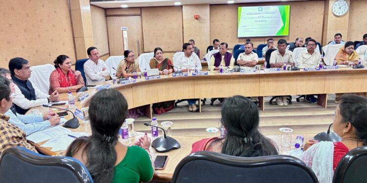 আগরতলা পৌর নিগমের কনফারেন্স হলে কর্পোরেটারদের নিয়ে অনুষ্ঠিত হলো গুরুত্বপূর্ণ বৈঠক। মেয়র দীপক মজুমদার ও ডেপুটি মেয়র মনিকা দাস দত্তের উপস্থিতিতে শহর উন্নয়ন, নাগরিক পরিষেবা ও ভবিষ্যৎ কর্মপরিকল্পনা নিয়ে বিস্তারিত আলোচনা হয়।