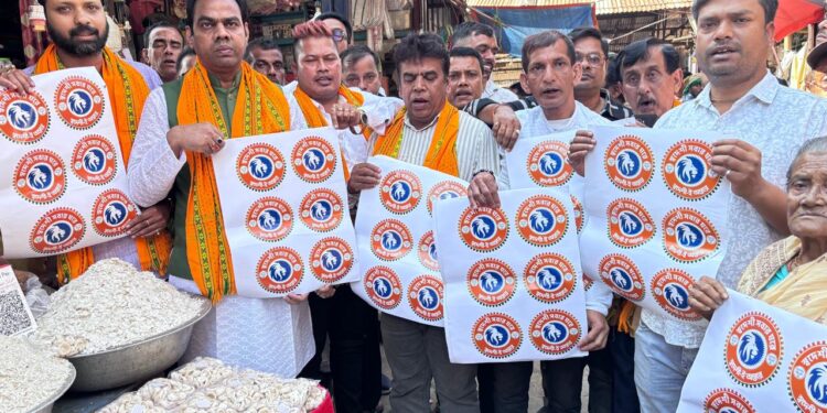 বটতলা বাজারে দোকানে দোকানে স্বদেশী পণ্যের ব্যবহারে উৎসাহ দিয়ে প্রচার চালালেন বড়দোয়ালী মন্ডল সভাপতি শ্যামল দে ও বাজার কমিটির প্রতিনিধিরা। আত্মনির্ভর ভারত গঠনের লক্ষ্যে স্বদেশী পণ্যের প্রাধান্য ও স্থানীয় শিল্পকে শক্তিশালী করার বার্তাই তুলে ধরা হয় এই অভিযানে।