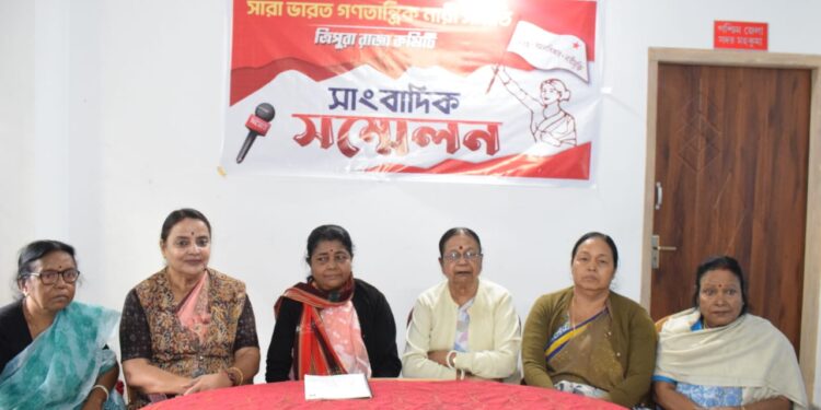 ২১তম সারা ভারত গণতান্ত্রিক নারী সমিতির রাজ্য সম্মেলনকে ঘিরে অনুষ্ঠিত হলো এক সাংবাদিক সম্মেলন। আগাম প্রস্তুতি ও সম্মেলনের মূল বক্তব্য তুলে ধরলেন সংগঠনের নেতৃত্ব।