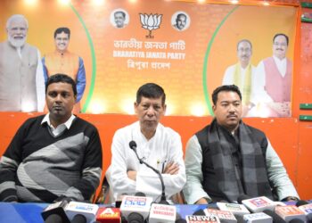 আগরতলায় সাংবাদিক সম্মেলনে তিপ্রা মথার কঠোর সমালোচনা জনজাতি মোর্চার। নেতৃত্ব বিপিন দেববর্মার দাবি, এডিসিতে আর ফিরবে না তিপ্রা মথা। গুন্ডাগিরি ও বিশৃঙ্খলার রাজনীতিতে দলের টিকে থাকা অসম্ভব—এই বার্তাই দিলেন তিনি।