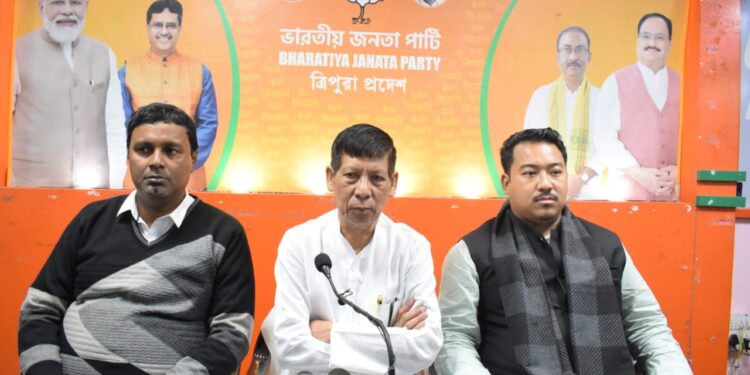 আগরতলায় সাংবাদিক সম্মেলনে তিপ্রা মথার কঠোর সমালোচনা জনজাতি মোর্চার। নেতৃত্ব বিপিন দেববর্মার দাবি, এডিসিতে আর ফিরবে না তিপ্রা মথা। গুন্ডাগিরি ও বিশৃঙ্খলার রাজনীতিতে দলের টিকে থাকা অসম্ভব—এই বার্তাই দিলেন তিনি।