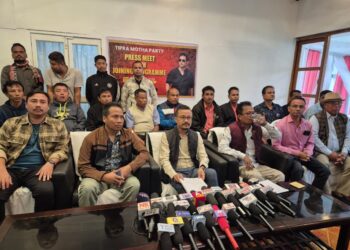 বিজেপি ছাড়লেন ছাওমনু মণ্ডলের প্রাক্তন সভাপতি মোহনলাল চাকমা এবং করমছড়া মণ্ডলের প্রাক্তন সাধারণ সম্পাদক সুমন্ত দে। দুই নেতাই আজ আনুষ্ঠানিকভাবে যোগ দিলেন তিপ্রা মথায়।