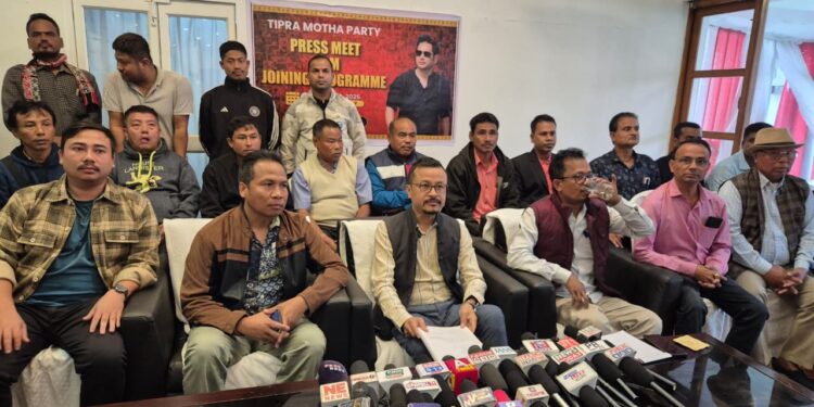 বিজেপি ছাড়লেন ছাওমনু মণ্ডলের প্রাক্তন সভাপতি মোহনলাল চাকমা এবং করমছড়া মণ্ডলের প্রাক্তন সাধারণ সম্পাদক সুমন্ত দে। দুই নেতাই আজ আনুষ্ঠানিকভাবে যোগ দিলেন তিপ্রা মথায়।