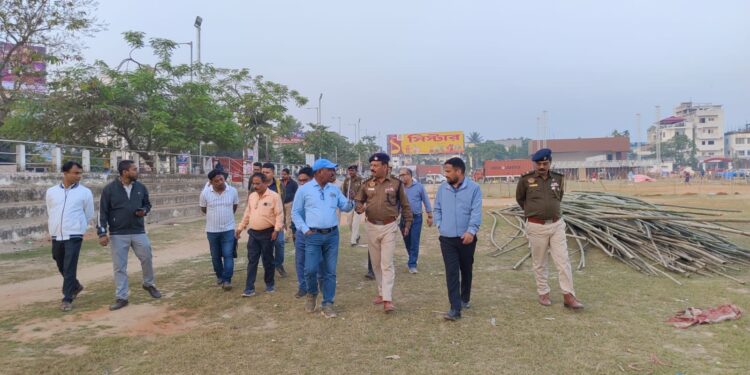 ১২ই ডিসেম্বর স্বামী বিবেকানন্দ ময়দানে অনুষ্ঠিত হতে চলা জুবিন নটিয়াল কনসার্টের আগে আজ প্রস্তুতি পরিদর্শনে নামেন প্রশাসন ও ট্যুরিজম দপ্তরের আধিকারিকরা। নিরাপত্তার স্বার্থে বিভিন্ন সেক্টরে গেট স্থাপনের কথা জানালেন সদর এসডিপিও দেবপ্রসাদ রায়।