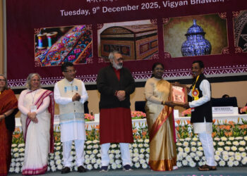 নতুন দিল্লির বিজ্ঞান ভবনে জাতীয় সম্মাননা অর্জন করলেন সিপাহীজলা জেলার পূর্ব নলছড়ের হস্তশিল্পী রঞ্জিত দাস। হস্ত শিল্পে অসাধারণ দক্ষতার স্বীকৃতি হিসেবে রাষ্ট্রপতি দ্রৌপদী মুর্মুর হাত থেকে আজ গ্রহণ করলেন জাতীয় পুরস্কার। শিল্পীর এই কৃতিত্বে গর্বিত সমগ্র ত্রিপুরা।