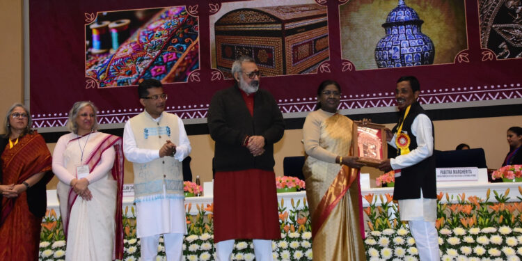 নতুন দিল্লির বিজ্ঞান ভবনে জাতীয় সম্মাননা অর্জন করলেন সিপাহীজলা জেলার পূর্ব নলছড়ের হস্তশিল্পী রঞ্জিত দাস। হস্ত শিল্পে অসাধারণ দক্ষতার স্বীকৃতি হিসেবে রাষ্ট্রপতি দ্রৌপদী মুর্মুর হাত থেকে আজ গ্রহণ করলেন জাতীয় পুরস্কার। শিল্পীর এই কৃতিত্বে গর্বিত সমগ্র ত্রিপুরা।