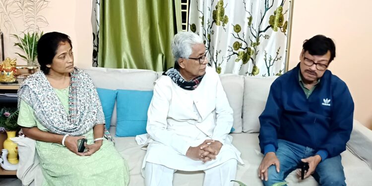 প্রয়াত সপ্তর্ষী দাসের বাড়িতে গিয়ে পরিবারের প্রতি সমবেদনা জানালেন রাজ্যের প্রাক্তন মুখ্যমন্ত্রী মানিক সরকার। মা–বাবার সঙ্গে কথা বলে তাঁদের পাশে থাকার আশ্বাস দেন তিনি।