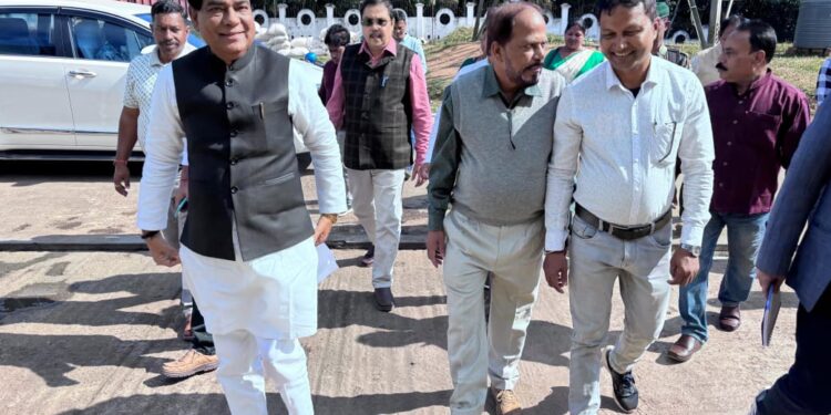 নাগিছড়ার অত্যাধুনিক ফিশ ট্রানশিপমেন্ট ইয়ার্ডের বিভিন্ন সমস্যা খতিয়ে দেখতে সরেজমিনে পরিদর্শন করলেন আগরতলা পুর নিগমের মেয়র দীপক মজুমদার।