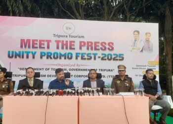 ইউনিটি প্রোমো ফেস্টকে ঘিরে আয়োজিত সাংবাদিক সম্মেলনে বক্তব্য রাখছেন মন্ত্রী সুশান্ত চৌধুরী।