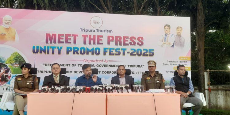 ইউনিটি প্রোমো ফেস্টকে ঘিরে আয়োজিত সাংবাদিক সম্মেলনে বক্তব্য রাখছেন মন্ত্রী সুশান্ত চৌধুরী।