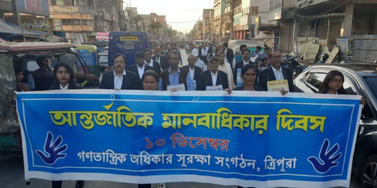 আন্তর্জাতিক মানবাধিকার দিবস উপলক্ষে গণতান্ত্রিক অধিকার সুরক্ষা সংস্থার উদ্যোগে আগরতলায় সচেতনতামূলক শোভাযাত্রা অনুষ্ঠিত হলো।