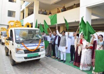 আগরতলা পুর নিগমের উদ্যোগে পরিষেবা আরও গতিময় করতে নতুন বর্জ্যবাহী অটোগাড়িগুলিকে শুভারম্ভ করলেন মেয়র দীপক মজুমদার। পতাকা উড়িয়ে কর্মসূচির সূচনা করেন তিনি।