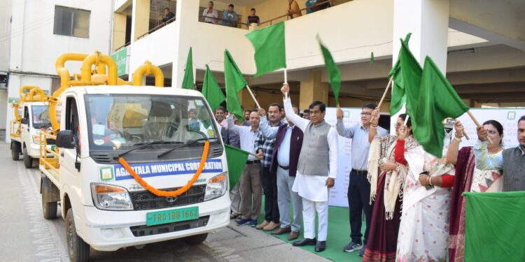 আগরতলা পুর নিগমের উদ্যোগে পরিষেবা আরও গতিময় করতে নতুন বর্জ্যবাহী অটোগাড়িগুলিকে শুভারম্ভ করলেন মেয়র দীপক মজুমদার। পতাকা উড়িয়ে কর্মসূচির সূচনা করেন তিনি।