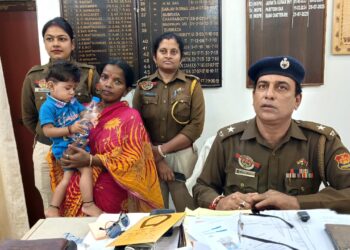 আগরতলায় শিশু নিখোঁজের ঘটনায় দ্রুত পদক্ষেপে নেমে পরিস্থিতি সামাল দিল পশ্চিম আগরতলা থানা। স্কুলের সামনে থেকে নিখোঁজ হওয়ার পর টানা অনুসন্ধানের ভিত্তিতে উদ্ধার হলো শিশু। মায়ের কোলে ফেরানোর মুহূর্তে স্বস্তির নিঃশ্বাস এলাকাবাসীর। ঘটনাটির তদন্ত অব্যাহত বলে জানান কর্মকর্তারা।