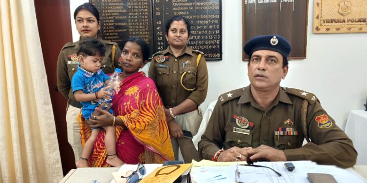 আগরতলায় শিশু নিখোঁজের ঘটনায় দ্রুত পদক্ষেপে নেমে পরিস্থিতি সামাল দিল পশ্চিম আগরতলা থানা। স্কুলের সামনে থেকে নিখোঁজ হওয়ার পর টানা অনুসন্ধানের ভিত্তিতে উদ্ধার হলো শিশু। মায়ের কোলে ফেরানোর মুহূর্তে স্বস্তির নিঃশ্বাস এলাকাবাসীর। ঘটনাটির তদন্ত অব্যাহত বলে জানান কর্মকর্তারা।