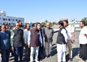 রাস্তার পাশে বসে মাংস বিক্রি আর চলবে না— জানালেন মেয়র। শহরের স্বচ্ছতা ও জনস্বাস্থ্যের স্বার্থে নির্দিষ্ট স্থানে মাংস বিক্রির নির্দেশ জারি করেছে পুর প্রশাসন।