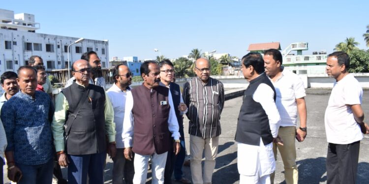 রাস্তার পাশে বসে মাংস বিক্রি আর চলবে না— জানালেন মেয়র। শহরের স্বচ্ছতা ও জনস্বাস্থ্যের স্বার্থে নির্দিষ্ট স্থানে মাংস বিক্রির নির্দেশ জারি করেছে পুর প্রশাসন।