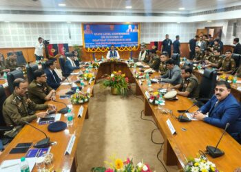 রাজ্য পুলিশের প্রতি নিরপেক্ষভাবে দায়িত্ব পালন করার আহ্বান মুখ্যমন্ত্রীর। ডাঃ মানিক সাহা স্পষ্ট জানালেন— সরকার কখনোই পুলিশের কাজে হস্তক্ষেপ করে না। তাই ত্রিপুরাকে দেশের আদর্শ মডেল রাজ্য হিসেবে গড়ে তোলার দায়িত্বও পুলিশের হাতেই তুলে দিলেন তিনি।