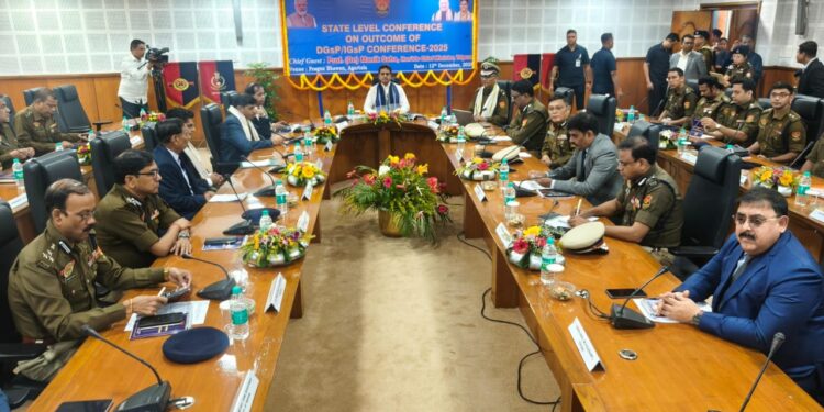 রাজ্য পুলিশের প্রতি নিরপেক্ষভাবে দায়িত্ব পালন করার আহ্বান মুখ্যমন্ত্রীর। ডাঃ মানিক সাহা স্পষ্ট জানালেন— সরকার কখনোই পুলিশের কাজে হস্তক্ষেপ করে না। তাই ত্রিপুরাকে দেশের আদর্শ মডেল রাজ্য হিসেবে গড়ে তোলার দায়িত্বও পুলিশের হাতেই তুলে দিলেন তিনি।