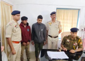 আইসক্রিম কিনতে এসে ছিনতাইয়ের শিকার মহিলা। তবে দ্রুত পদক্ষেপে এডি নগর থানার পুলিশ চুরি যাওয়া চেইনসহ দুই অভিযুক্তকে গ্রেফতার করতে সক্ষম হয়েছে।