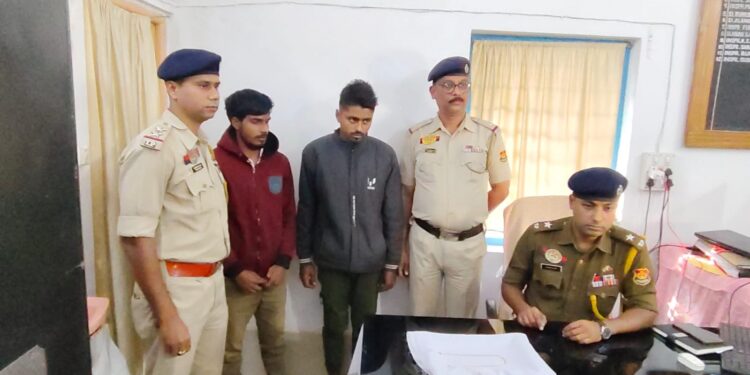 আইসক্রিম কিনতে এসে ছিনতাইয়ের শিকার মহিলা। তবে দ্রুত পদক্ষেপে এডি নগর থানার পুলিশ চুরি যাওয়া চেইনসহ দুই অভিযুক্তকে গ্রেফতার করতে সক্ষম হয়েছে।