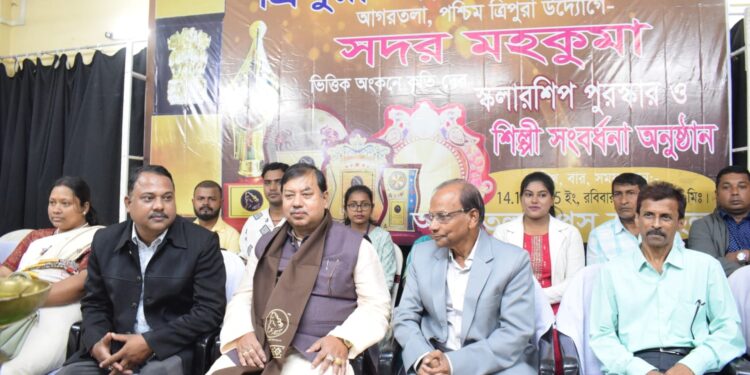 ত্রিপুরা আর্ট সোসাইটির উদ্যোগে আগরতলায় অনুষ্ঠিত হল ‘সদর মহকুমা’ ভিত্তিক অঙ্কন প্রতিযোগিতা, কলারশিল্প পুরস্কার ও শিল্পী সংবর্ধনা অনুষ্ঠান। অনুষ্ঠানে উপস্থিত ছিলেন বিশিষ্ট অতিথি ও শিল্পীমহল।