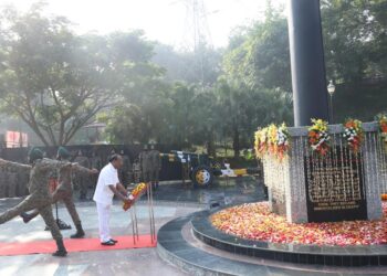 বিজয় দিবস উপলক্ষে শহিদদের স্মৃতিতে শ্রদ্ধার্ঘ্য অর্পণ করলেন রাজ্যপাল।